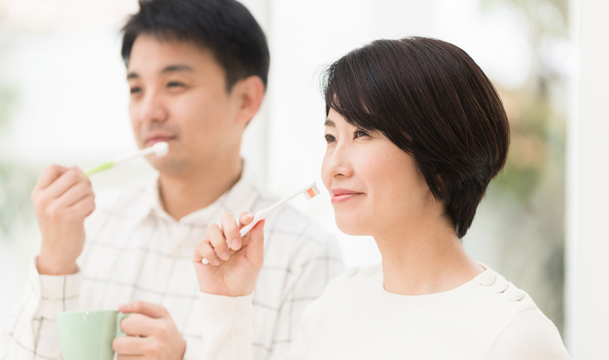 夫婦で歯を磨く写真
