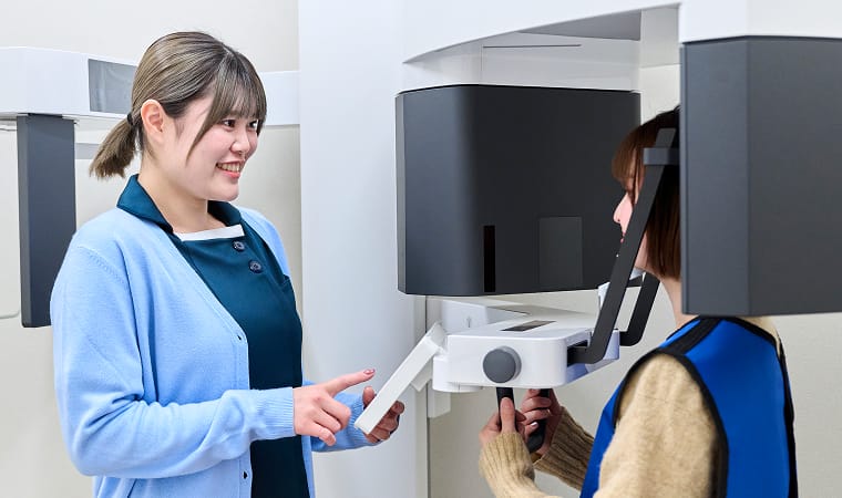 歯科用CTで検査をする様子